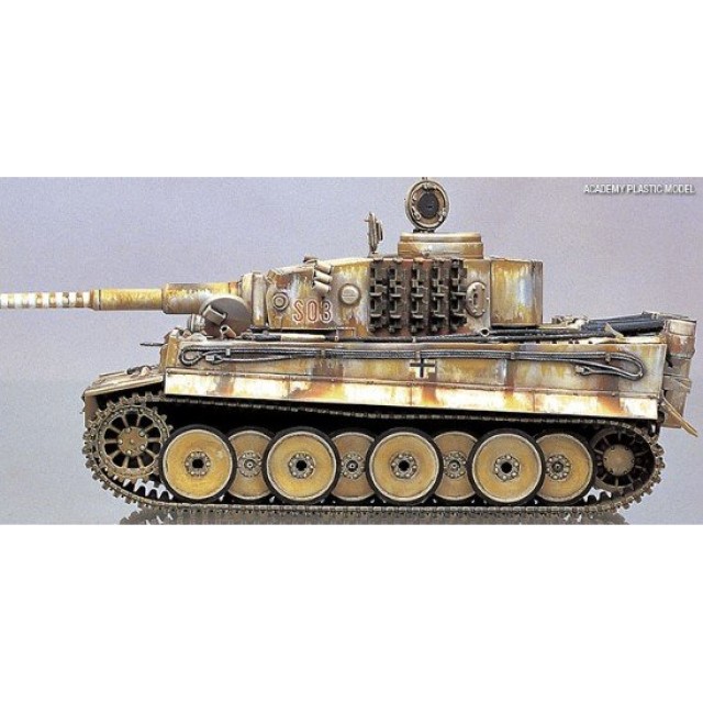 German Tiger 1 'Early Version' With Tanks Crew Figures