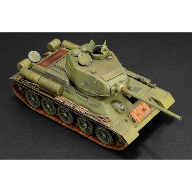 T-34/85 with Photo Etched Parts